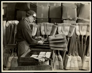 Blinder Mann etikettiert Besen im Bourne Memorial Building, New York, 1935